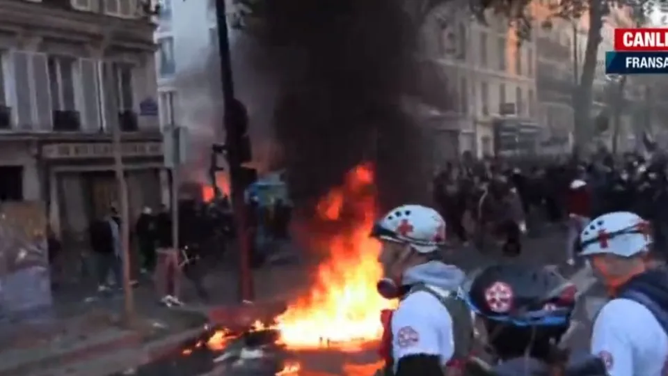 Fransa’nın başkenti Paris’te sokaklar yine karıştı | Polisten protestoculara sert müdahale