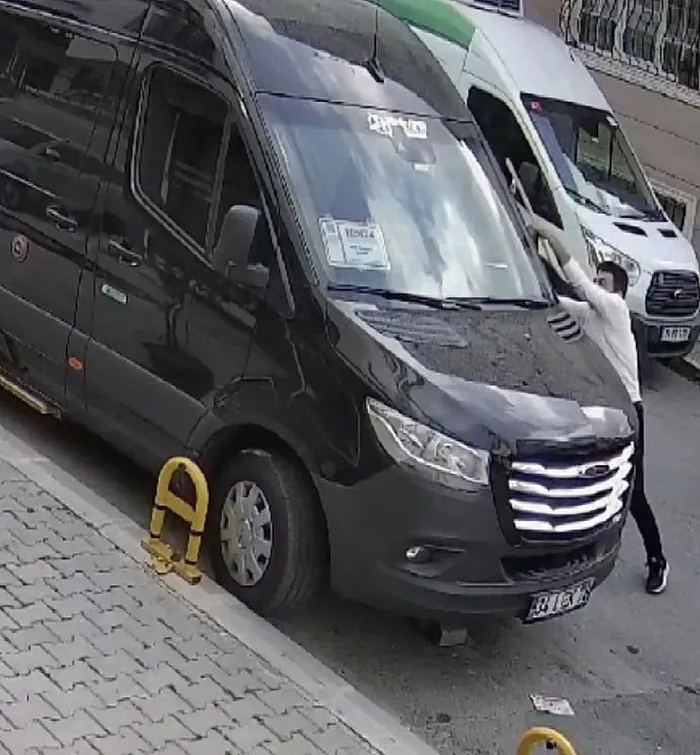 eyupsultanda-akilalmaz-olay-hatali-park-tartismasi-kavgaya-donustu-sopa-ve-bicakla-saldirdilar-1714318964112.jpeg Eyüpsultan'da akılalmaz olay! Hatalı park tartışması kavgaya dönüştü: Gözü dönmüş grup sopa ve bıçakla saldırdı - 4