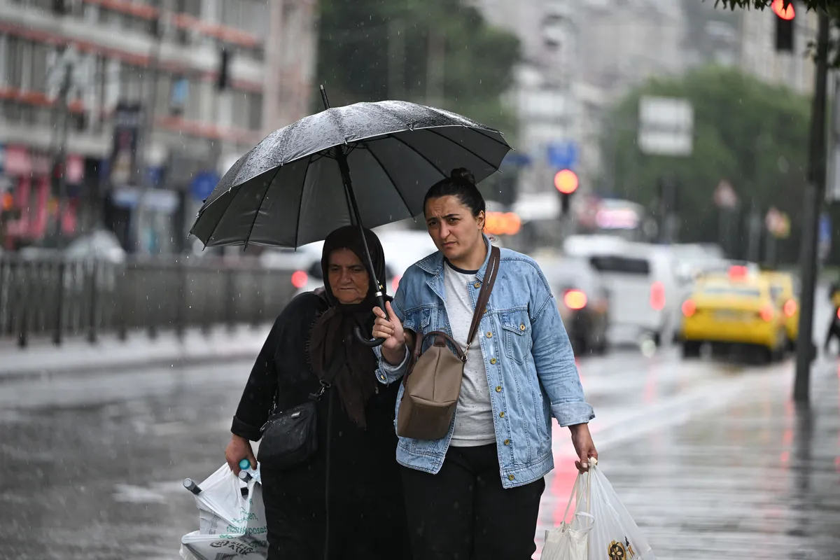 hafta-sonu-hava-durumu-kuvvetli-yagis-ve-firtina-uyarisi-1786689788304.jpg Doğu Anadolu’nun kuzey ve batısında yağışlı hava sürerken Erzurum’da sağanakların salı gününe kadar aralıklarla devam etmesi bekleniyor.