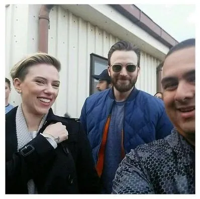 Adanalı genç İncirlik’te Scarlett Johansson’la fotoğraf çektirdi