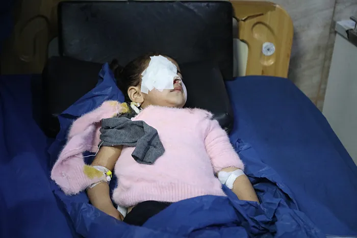 1767779978555.jpg Suriye'de SDG adını kullanan terör örgütü PKK/YPG'nin Halep'te Suriye ordusuna saldır düzenledi. Saldırı sonucu aralarında çocukların da bulunduğu yaralılar, Halep'teki bir hastaneye kaldırılarak tedavi altına alındı. (AA)