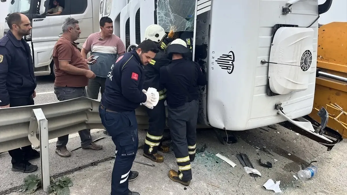 Edirne'de devrilen kamyonda sıkışan sürücü ekiplerin çalışmasıyla kurtarıldı
