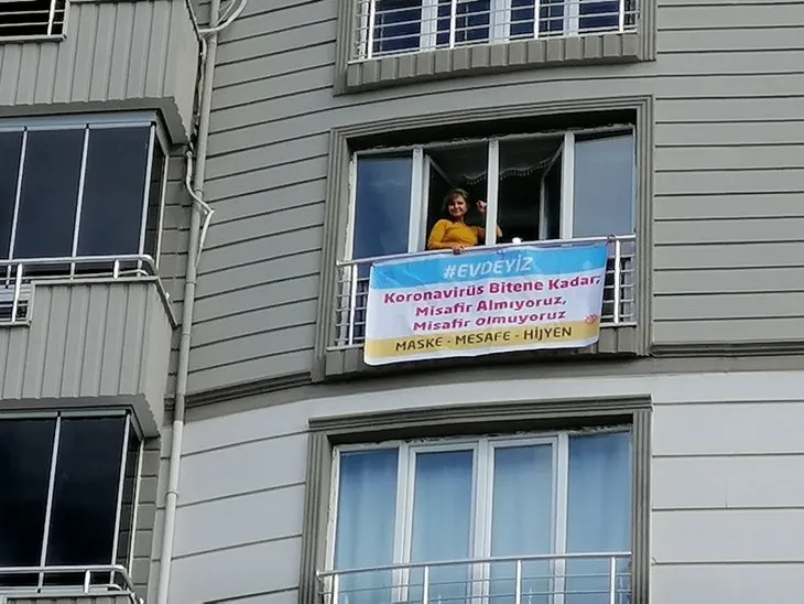 Sağlık Bakanı Fahrettin Koca tavsiye edince evinin camına bu afişi astı! Koronavirüs bitene kadar...