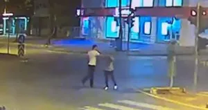 Sokak ortasında dehşet! Önce yumruk attı sonra...