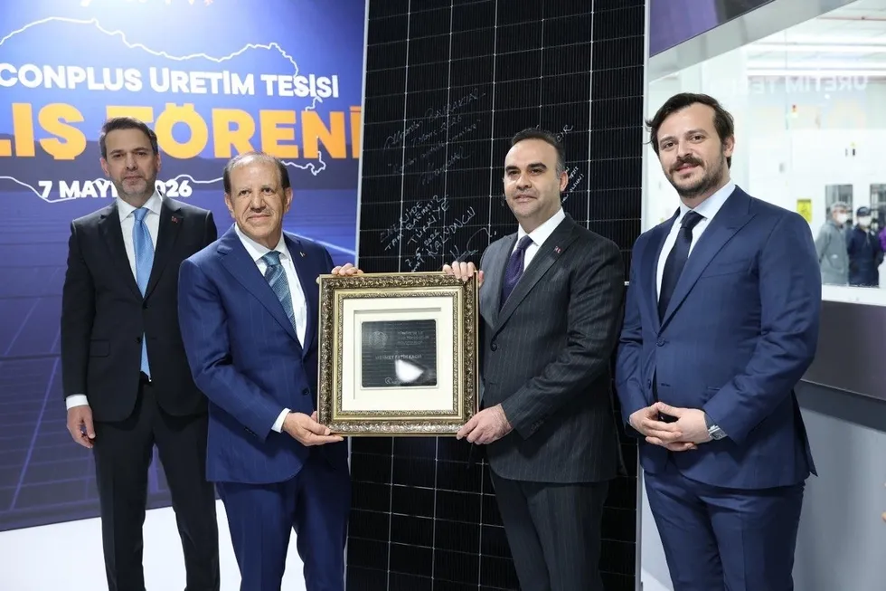 turkiyeden-yesil-enerji-atagi-bakan-kacir-turkiye-kuresel-uretim-ussune-donustu-1778174292688.jpg Kacır, imalat sanayisi katma değerini 23 yılda 41 milyar dolardan 246 milyar dolar düzeyine yükselttiklerini belirtti (Fotoğraf: AA)