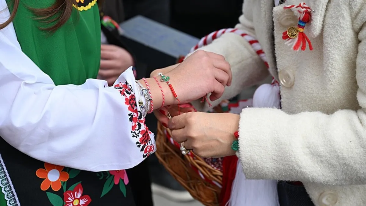 Edirne'de Bulgaristan'ın bahar geleneği olan "marteniçka" bilekliği dağıtıldı