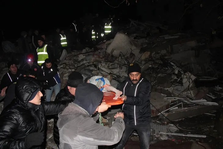26 saat sonra gelen mucize! 2 küçük çocuk enkazdan sağ olarak kurtarıldı