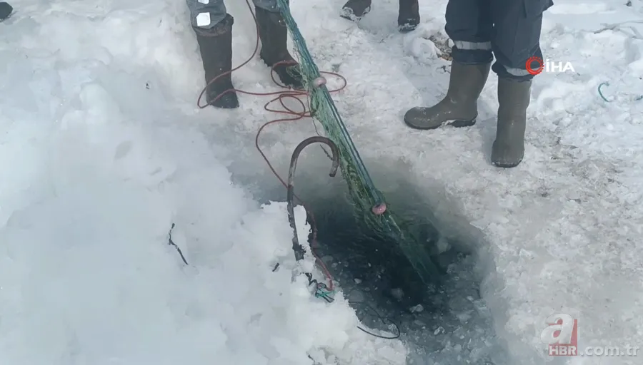 Görüntüler Türkiye’den! Kazma küreği aldılar balıkları kaptılar | İşte Eskimo usulü balık avı 10