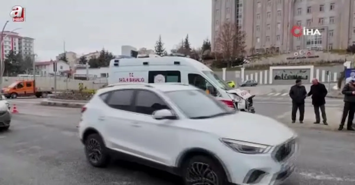 Yozgat’ta ambulans ile otomobil çarpıştı