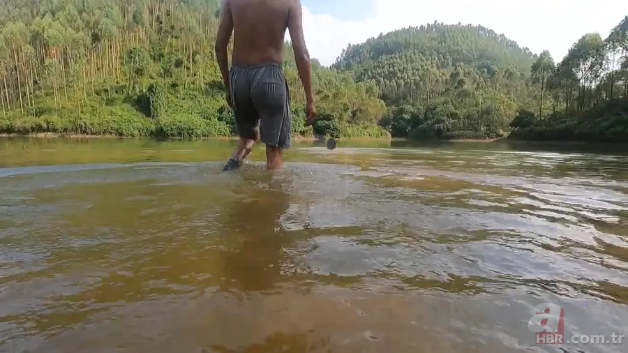 Dev anakonda yılanı nehirde yüzen gençlere saldırdı! Korku dolu anlar görüntülendi 4