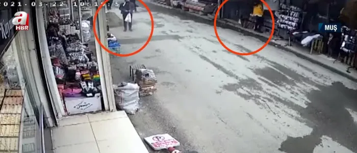 Fırtınaya dayanamayan çatı yol ortasına uçtu! Kıl payı kurtuldular - 1
