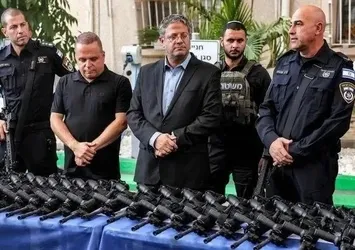 İşgalci İsrail üst düzey yönetiminde kriz! Katliam hazırlığına karşı çıktı “Şeker gibi silah dağıtıyorlar” diyerek istifa etti
