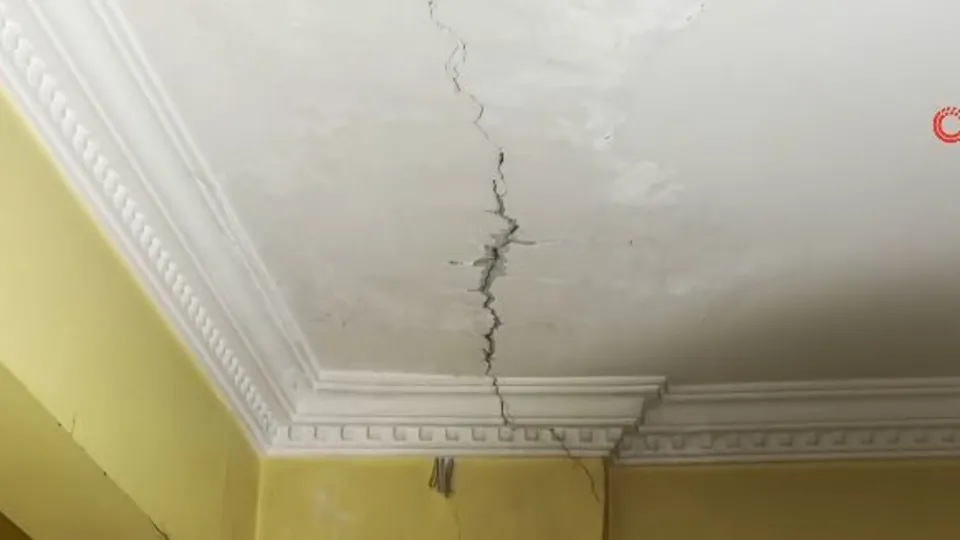 Kolonları çatlayan 3 binaya tahliye