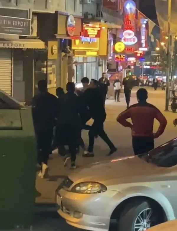 1670829772951.jpg İstanbul'da aynı yerde iki grubun kavgası kamerada! Tekme ve yumruklar havada uçuştu - 3