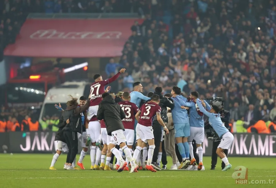 Trabzonspor-Fenerbahçe maçında tribünde Trabzon vurgulu koreografi: "Vatan bölünmez tektir" 24