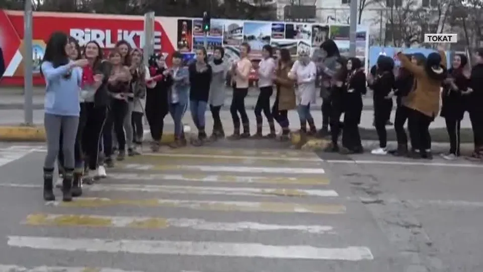 Tokat'ta yaya geçidi üzerinde halay çektiler