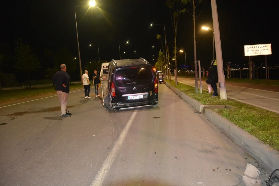 Ordu’da alkollü sürücü park halindeki araca çarptı: 2 yaralı - 3