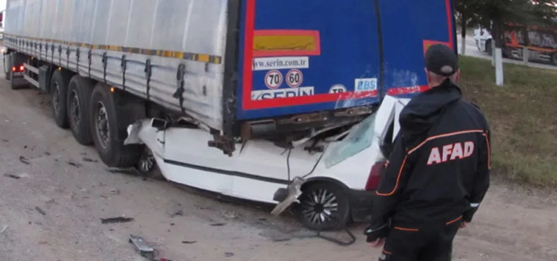 Otomobille TIR'ın altına giren genç çift öldü