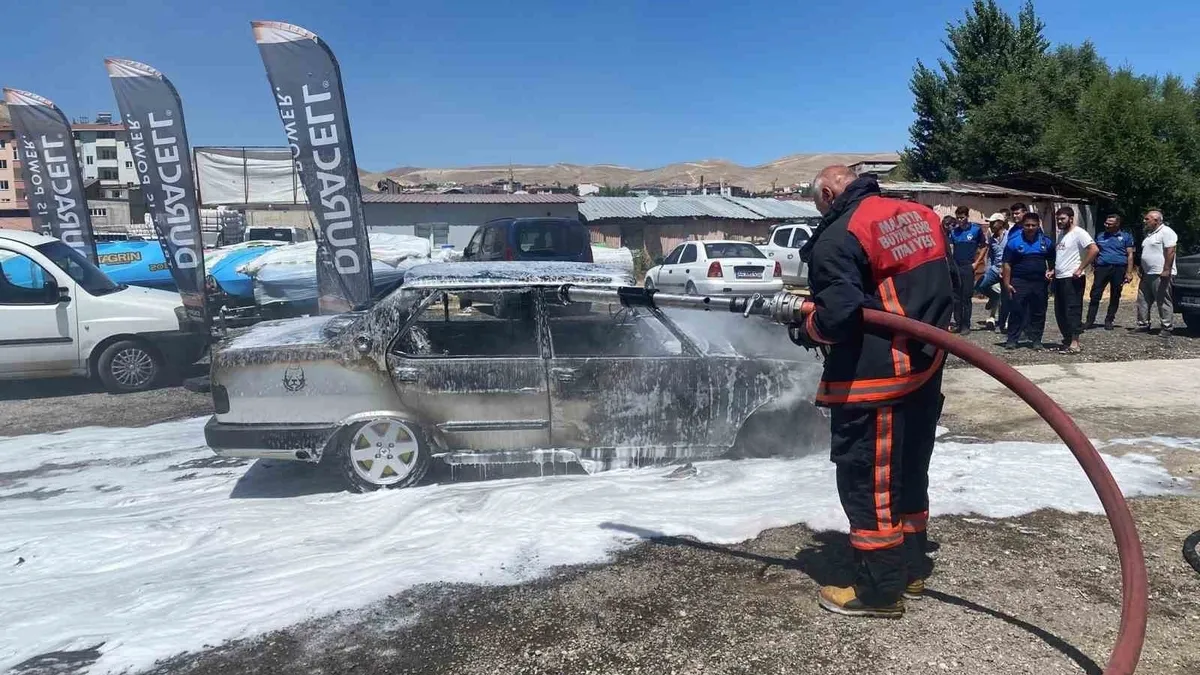 Park halindeki otomobil alev alev yandı