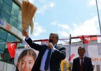 Balbay'dan süpürgeli referandum çalışması