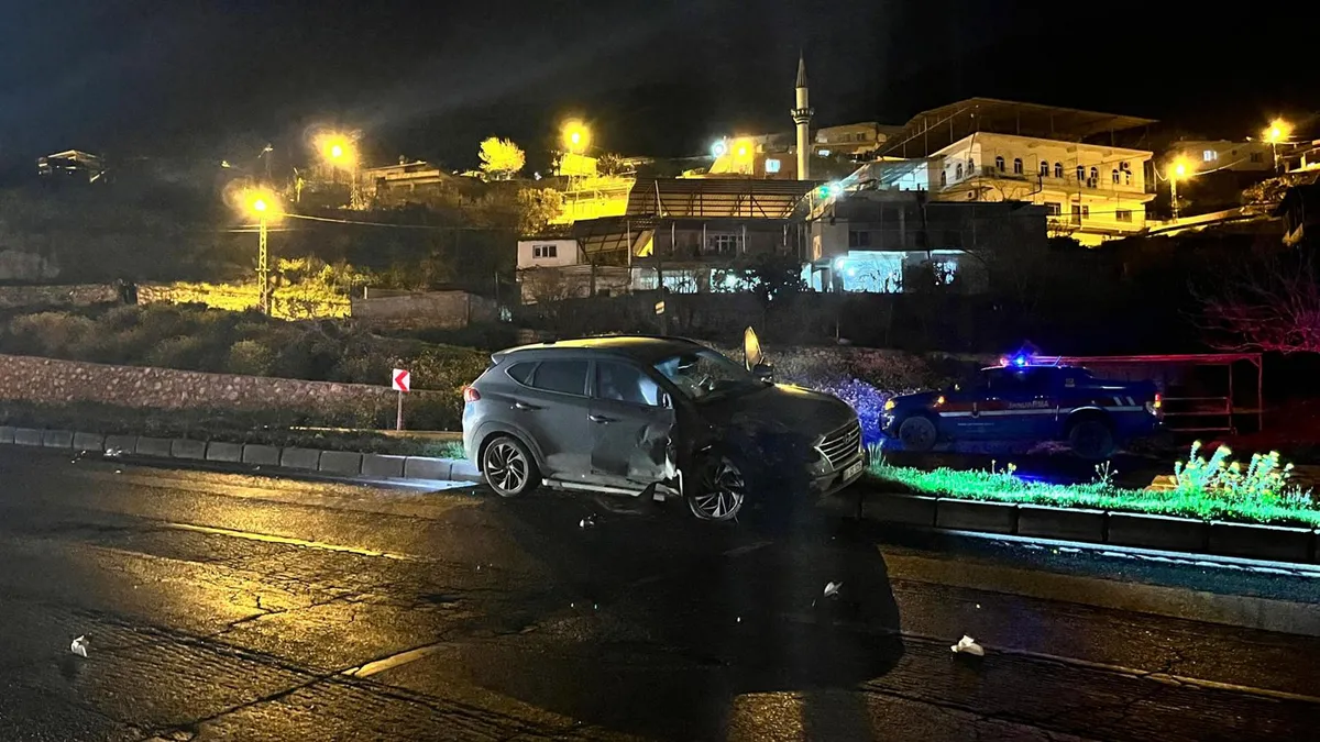 Hatay'da SUV tipi araç ile otomobilin çarpıştığı kazada 1 kişi yaralandı