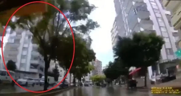 1675884242175.jpg Depreme ilişkin yeni görüntü! Bir anda tuzla buz oldu! Caddeden geçen otomobiller binanın altında kaldı... - 1