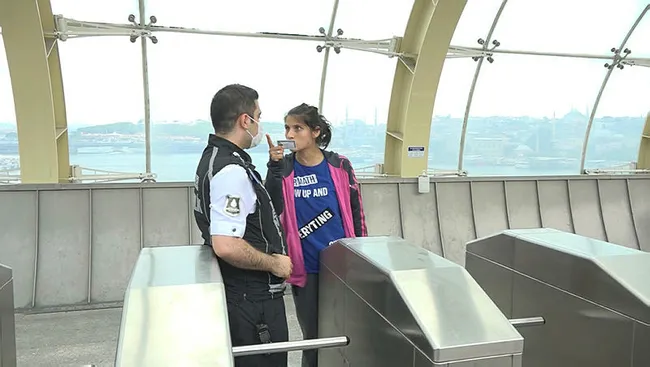 İstanbul’da metroya maskesiz binmek isteyen kadın ortalığı birbirine kattı - 1