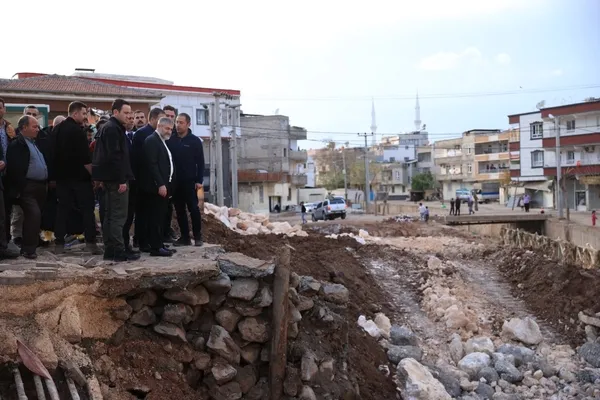 hazine-ve-maliye-bakani-nureddin-nebati-sanliurfadaki-sel-bolgesinde-inceleme-yapti-1679675319689.jpg Hazine ve Maliye Bakanı Nureddin Nebati Şanlıurfa'daki sel bölgesinde inceleme yaptı - 3