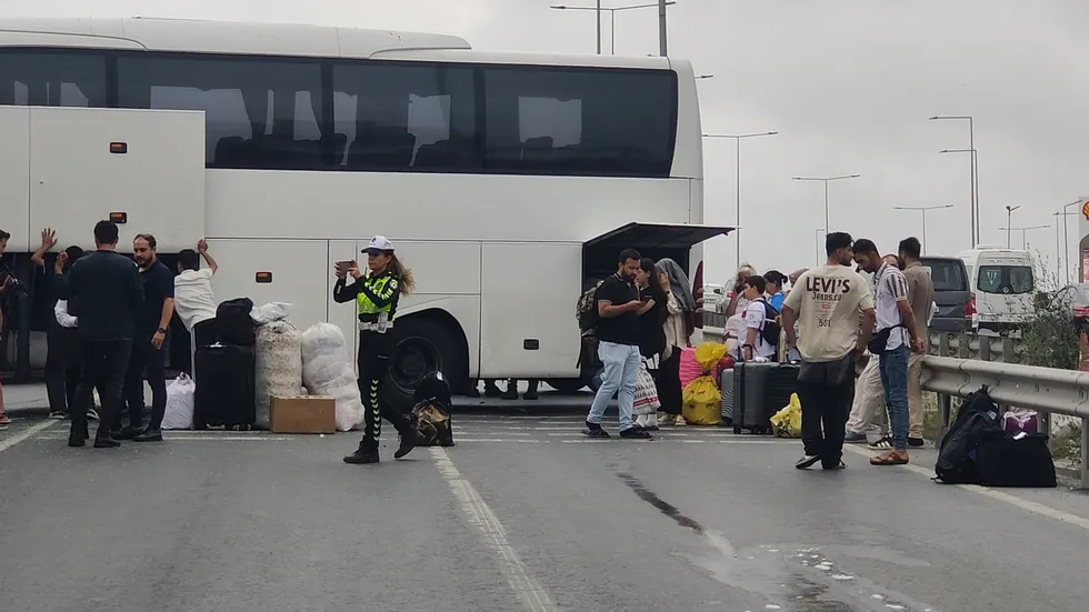 Arnavutköy'de yolcu otobüsü ile İETT aracı çarpıştı: 4 yaralı - 2