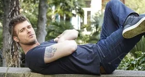 Kıvanç Tatlıtuğ’un kıyıda yüzmesi şaşırttı!