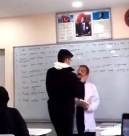 ogrencinin-hadsizligi-pes-dedirtti-ogretmeninin-basina-poset-gecirdigi-videoya-yazdigi-not-akillara-durgunluk-1648474694580.jpg