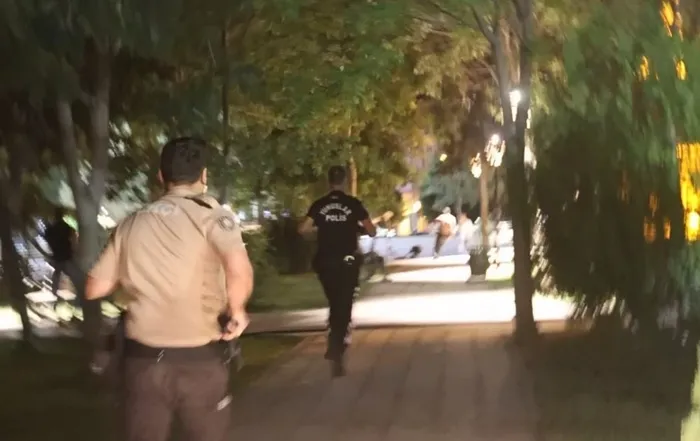 film-sahnelerini-aratmayan-olay-polisin-kacak-gocmen-kovalamacasindan-1720752207590.jpeg Film sahnelerini aratmayan olay! Polisin kaçak göçmen kovalamacası kamerada | Kendini böyle savundu: “Korkudan kaçtım” - 1