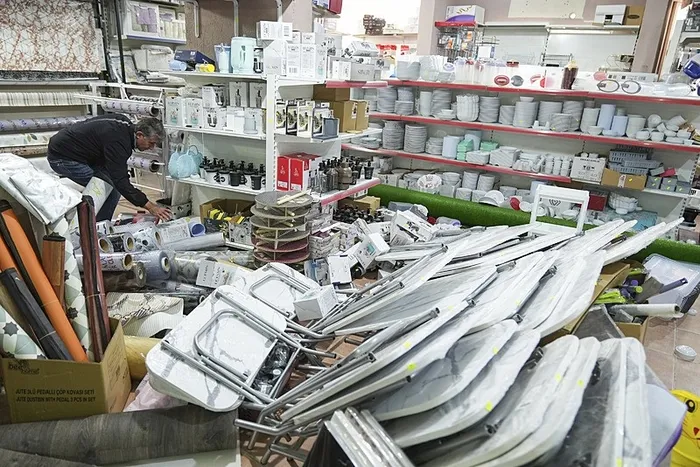 deprem-firtinasi-yasanan-sindirgi-icin-dikkat-ceken-uyari-uzman-isim-2-etkeni-acikladi-1761729326189.jpeg Bölgedeki depremin ardından birçok iş yerinde de hasar oluştu. (AA)