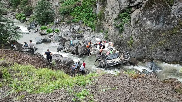 son-dakika-trabzonda-bir-arac-dereye-yuvarlandi-1661178993579.jpg Son dakika: Trabzon'da bir araç dereye yuvarlandı - 2