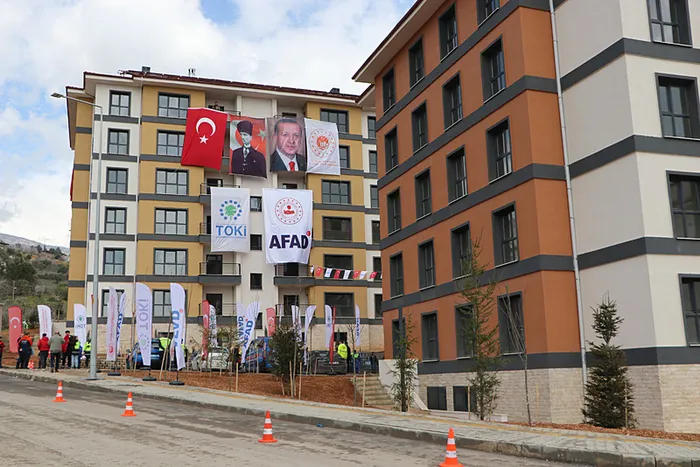 Depremzedelerin merakla beklediği haber! Bakan Özhaseki duyurdu! Bütün konutlar 25 Eylül'e kadar teslim edilecek - 4