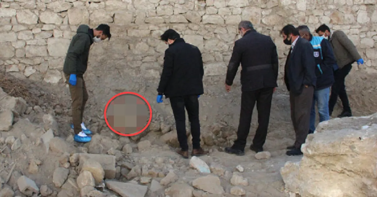 Yıkılan binanın hafriyat temizliği sırasında buldular! İşçiler hemen polise haber verdi