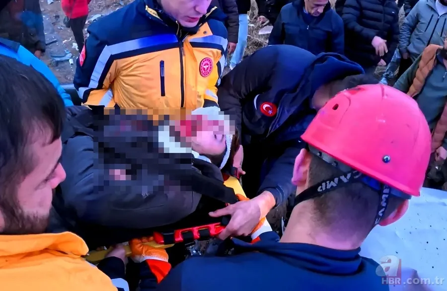 Aksaray’da facia gibi kaza! Minibüs ile otomobil kafa kafaya çarpıştı: 6 yaralı 12