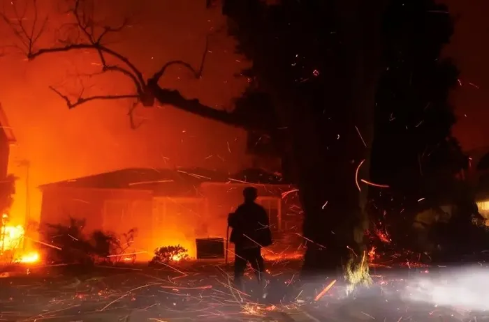 abdnin-california-eyaletinde-yangin-panigi-alevler-hollywoodu-sardi-30-bin-kisiye-tahliye-emri-1736316648293.jpg California'da yangın (AP)