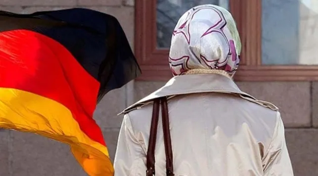 Almanya’da başörtüsüne hakaret davasında avukata kimyasal maddeli mektup gönderildi