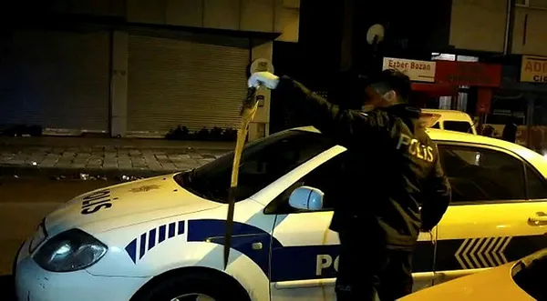 kilicla-taksi-duraginda-dehset-sacan-alkollu-saldirgan-yaralandi-1609038088751.jpg Son dakika: İstanbul'da alkollü saldırgan kılıçla taksi durağına saldırdı - 2
