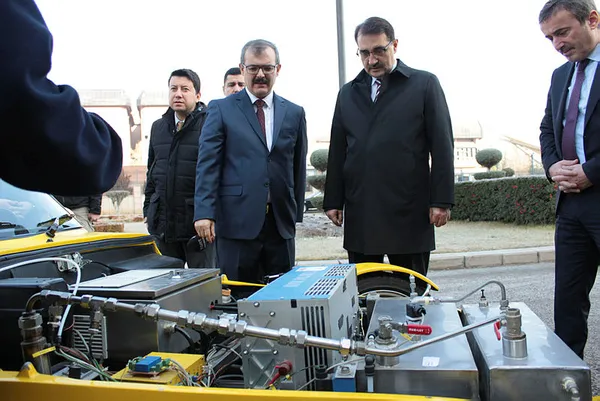 Bakan Fatih Dönmez, hidrojen yakıtlı otomobili test etti - 1