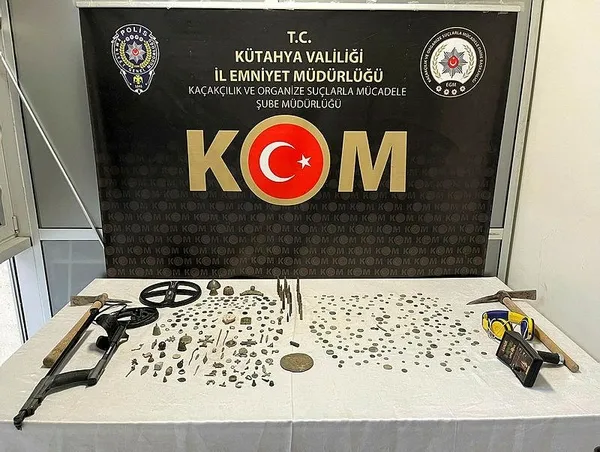 kutahyada-7-adrese-es-zamanli-tarihi-eser-kacakciligi-operasyonu-5-gozalti-1716260994772.jpeg Kütahya'da 7 adrese eş zamanlı tarihi eser kaçakçılığı operasyonu: 5 gözaltı - 1