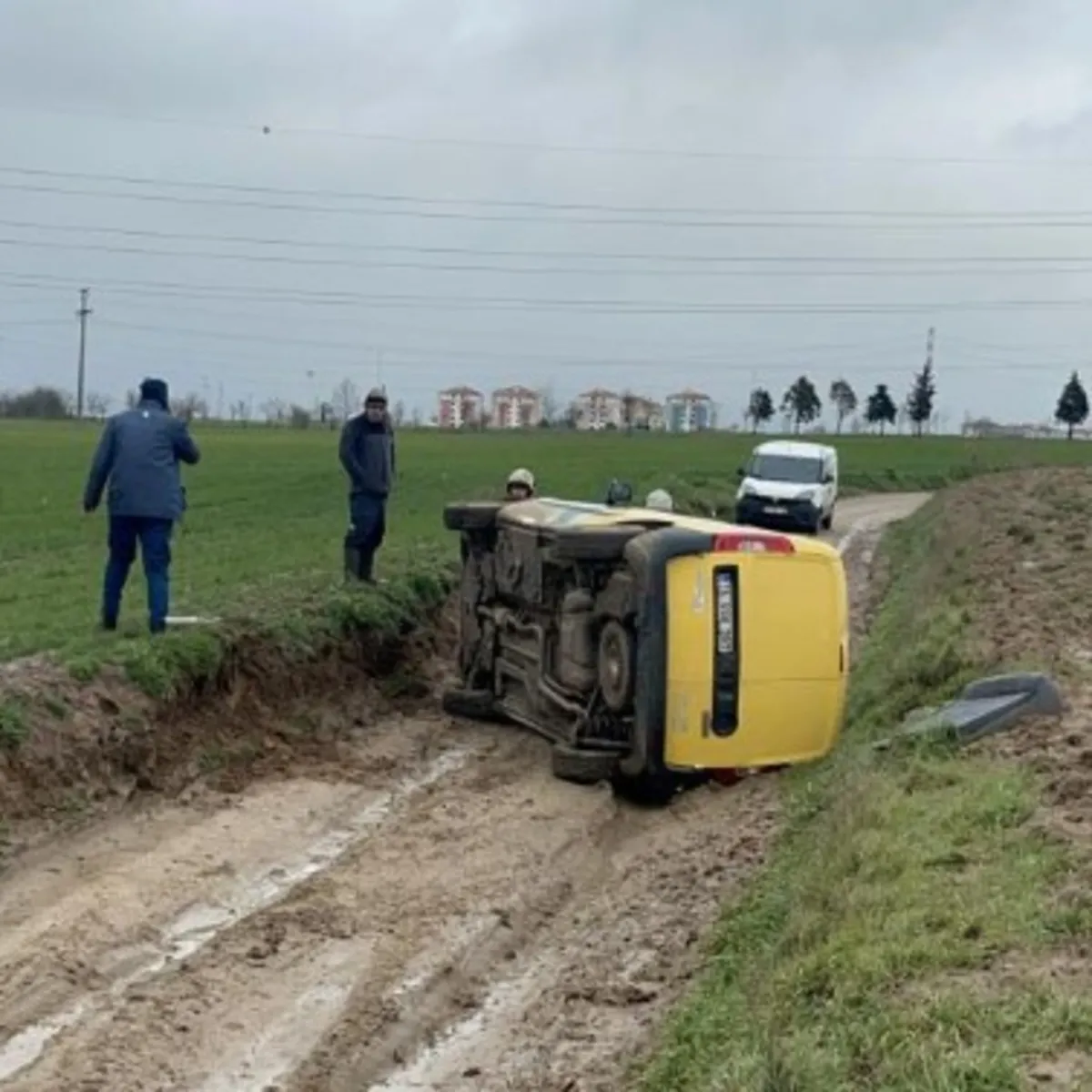 Kontrolden çıkan PTT aracı devrildi!