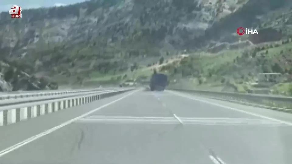 Kahramanmaraş’ta kontrolden çıkan TIR’ın devrilme anı kamerada