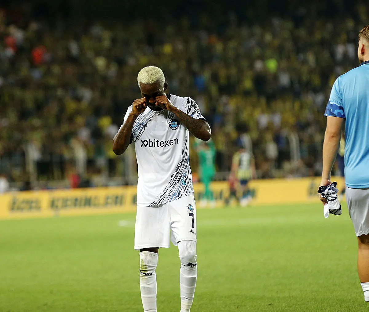 Younes Belhanda ve Henry Onyekuru Fenerbahçe tribünlerini çıldırttı! 4 yıldız ve ağlama hareketine büyük tepki...