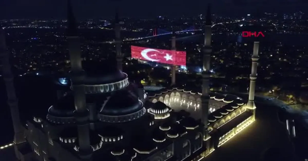 Çamlıca Camisi'nin Ramazan mahyası drone ile havadan görüntülendi! Dikkat çeken koronavirüs çağrısı |Video