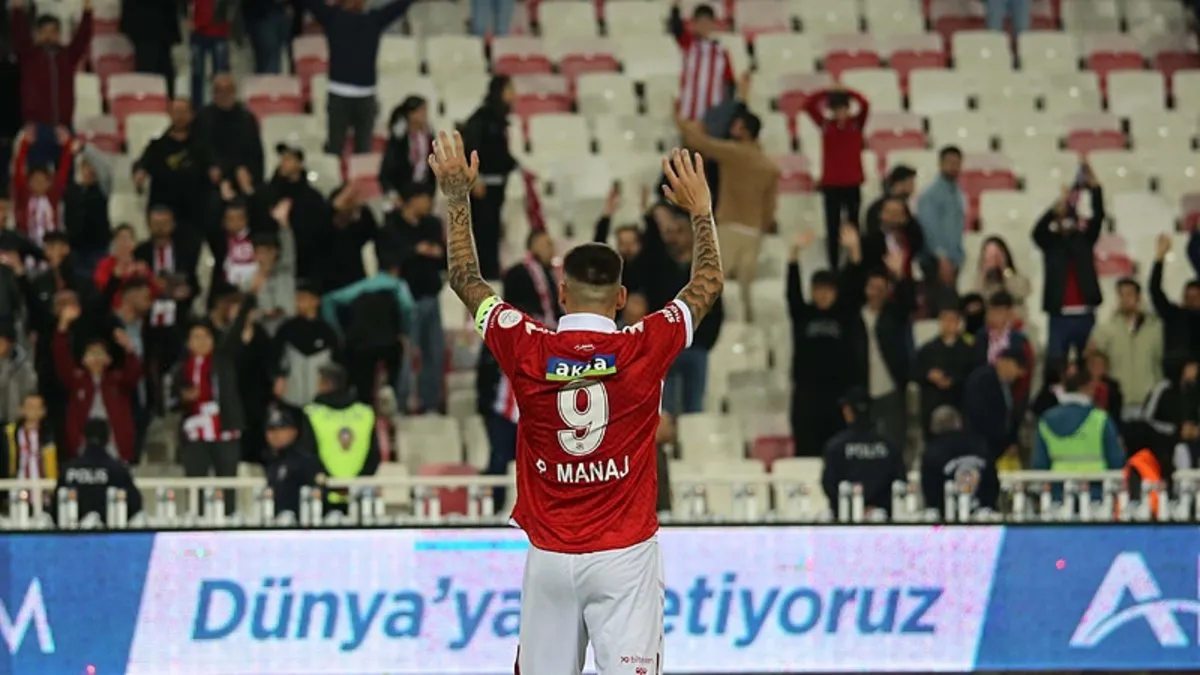 Sivasspor'da Rey Manaj veda etti Alkışlarla stadyumdan ayrıldı