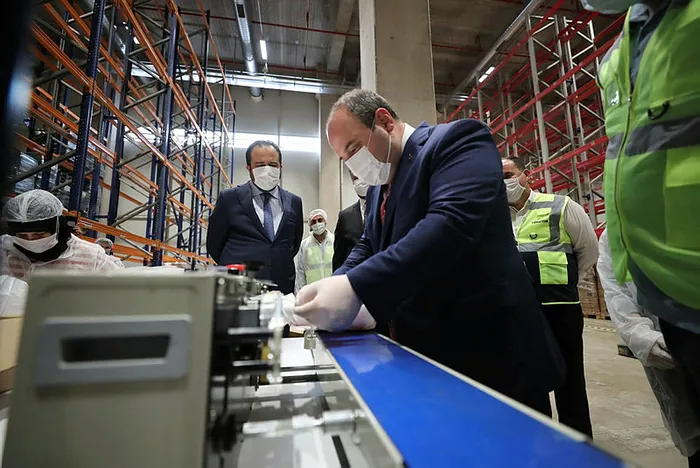 Bakan Mustafa Varank'tan Amazon Türkiye'nin operasyon merkezine ziyaret: 5,5 milyon vatandaşımıza hijyen kitlerini ulaştırdık - 3