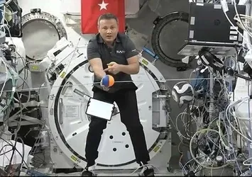 Türkiye'nin ilk astronotu Alper Gezeravcı'dan mikro yer çekimi ortamında deney