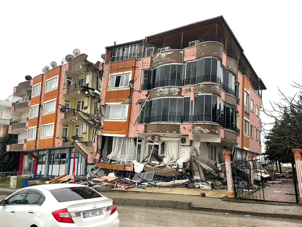 son-dakika-kahramanmarasta-77lik-deprem-baskan-erdogandan-afad-merkezinde-onemli-aciklamalar-1675677587794.jpg Son dakika: Kahramanmaraş'ta 7.7'lik deprem | Başkan Erdoğan'dan AFAD Merkezi'nde önemli açıklamalar - 6